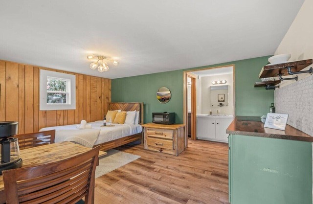 Cozy & Chic Pocono Cabin | Firepits | Pickleball