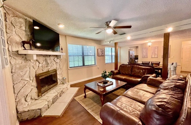 Cozy Coachlight Village Getaway- Entire townhome w/private parking and yard.