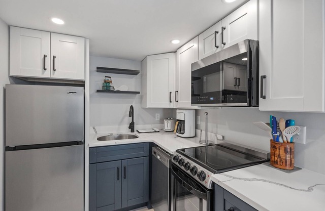 Cozy Condo 5 Min Walk to Beach, Shops, Boardwalk