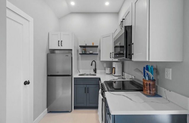 Cozy Condo 5 Min Walk to Beach, Shops, Boardwalk