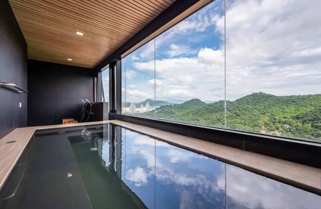 Cozy Condo With Stunning Seaview