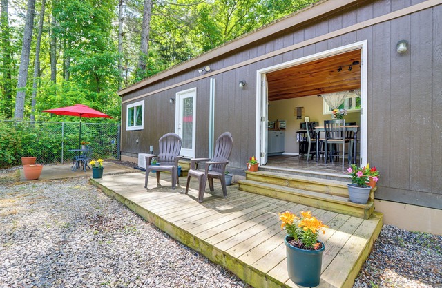 Cozy + Convenient Blairsville Cabin w/Deck!