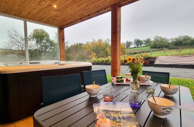 Cozy cottage with spa and balcony in nature