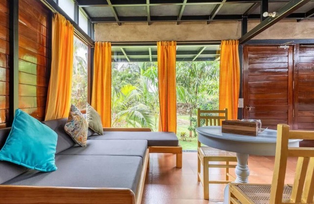 Cozy cottage in lush green 2 min Morjim beach