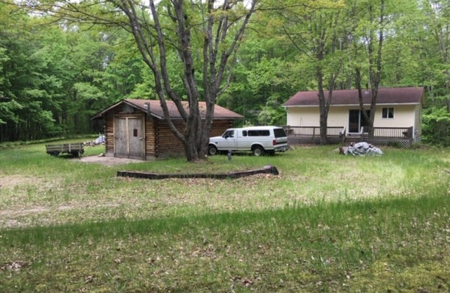 Cozy Cottage in the woods at Rose Lake