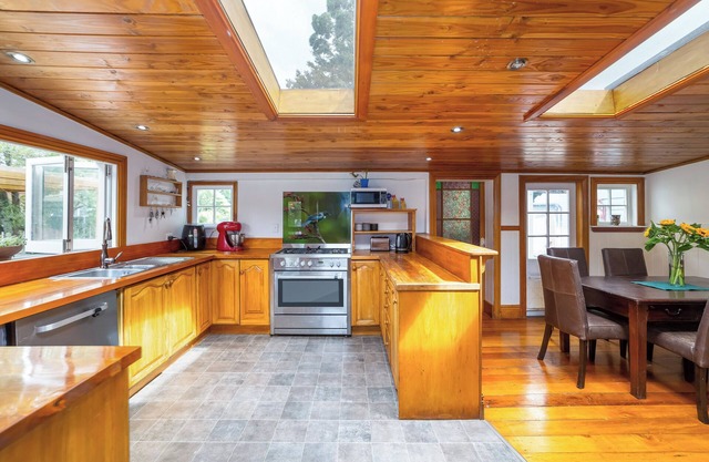 Cozy cottage just off SH2 with easy driving to other villages in the Wairarapa.