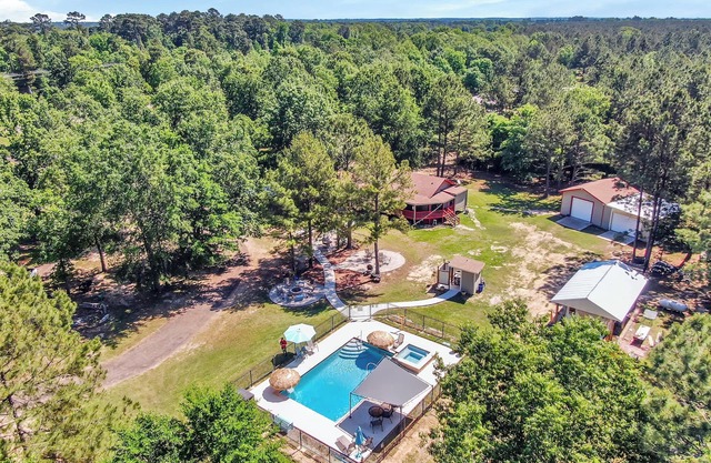 Cozy cottage near the lake with private pool and hot tub. Dog-Friendly!