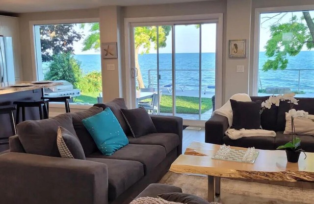 COZY COTTAGE ON THE LAKE