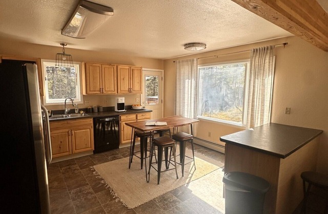 Cozy Cottage Tucked back with an Amazing View of Pioneer Peak!