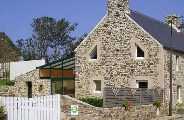 Cozy Cottage with Fireplace, Garden, and Game Room near the Sea