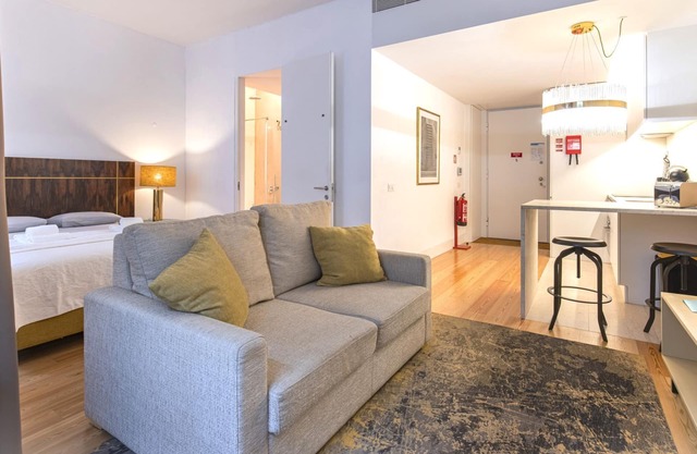 Cozy Downtown Studio by LovelyStay