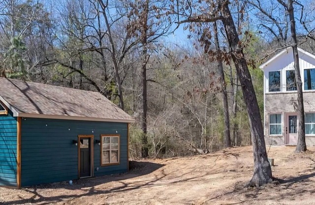 Cozy dual-cabin experience on Washburn Mountain in peaceful Greenwood, Arkansas.