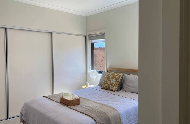 Cozy Eco Home in Launceston, Tasmania. Voice control light, Blinds. EV charger.