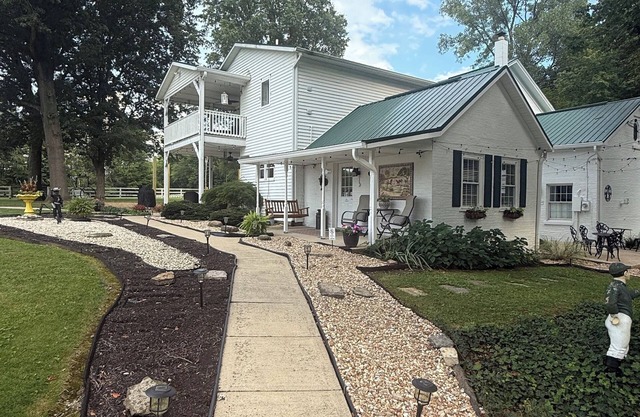 Cozy efficiency ONE large room ONE QUEEN bed apartment with kitchenette no oven.