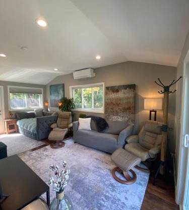 Cozy en suite with high ceilings