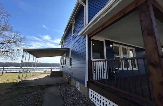 Cozy Family-Friendly Riverfront Home. Perfect Setting for All Celebrations!