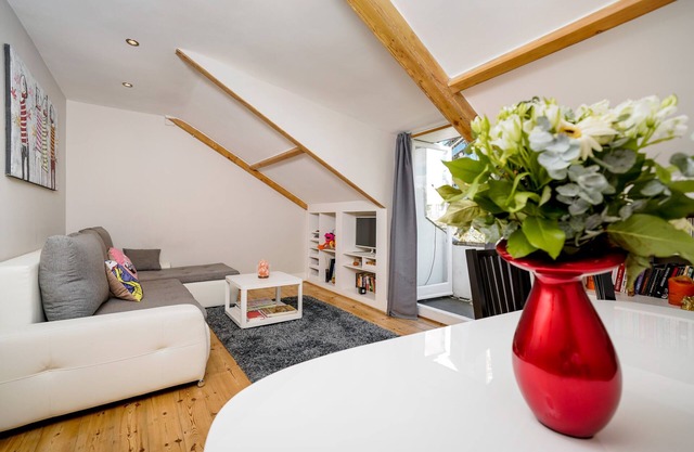 Cozy Flat With Skylights in Great Neighbourhood