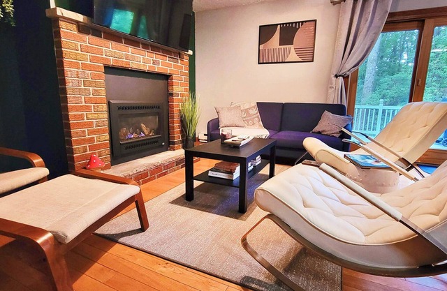 Cozy Getaway! King Bed, Gas Fireplace, BBQ Grill, Fire Pit & Games!