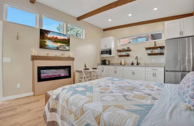Cozy Guest House Perfect For Couples w/Hot Tub