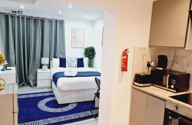 Cozy Harrow Studio with Extra Bed