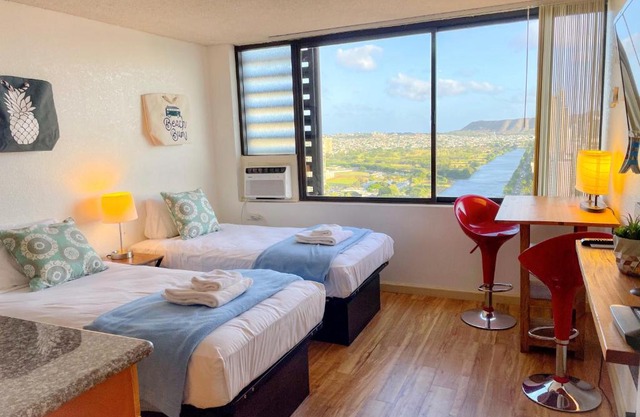 Cozy Hawaiian Monarch condo