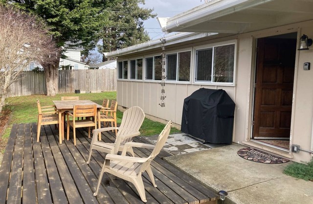 Cozy Hideaway and Hot Tub! Pet Friendly!