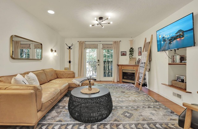 Cozy Hillside Hideaway - Fast Wifi! - Hot Tub & Grill