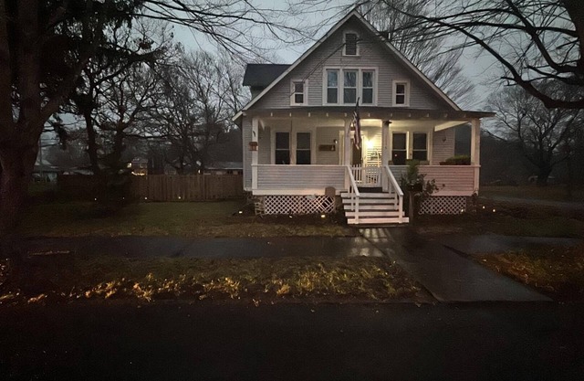 Cozy home by the Greenbrier bike trails river and Snowshoe resort! Dod friendly