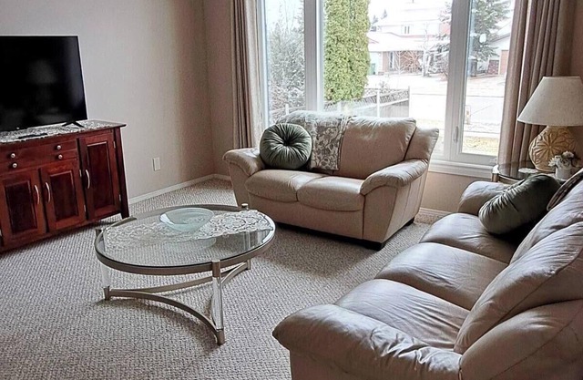 Cozy Home for Vacation, Work Stays or Family gatherings . 5 Bedrooms 3 Bathrooms