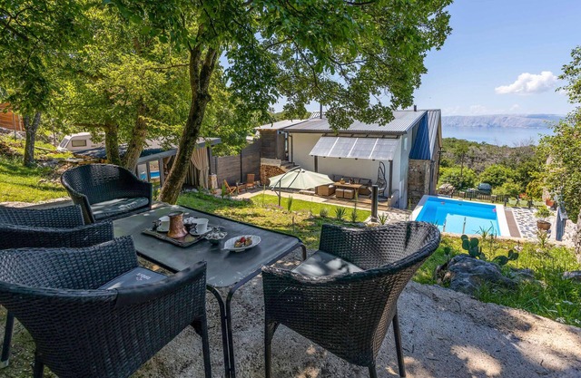 Cozy home in Bater with house sea view