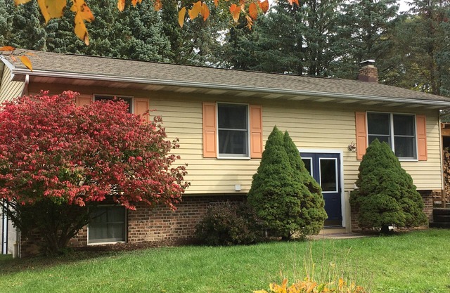 Cozy home in peaceful Boalsburg - Minutes from Beaver Stadium!