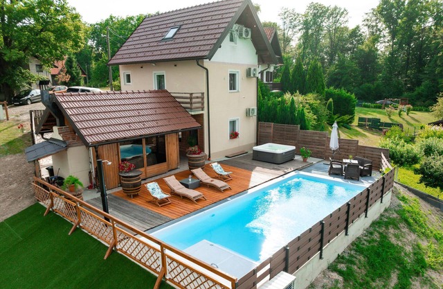 Cozy home in Siljakovina with sauna