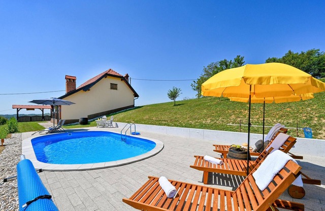 Cozy home in Slavetic with kitchen