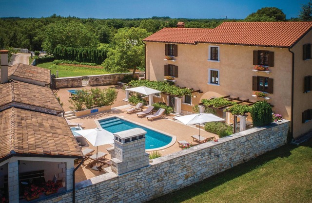 Cozy home in Tinjan with WiFi