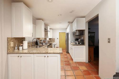 Cozy Home Near Airport,fast EV Charger & Theater