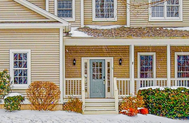 Cozy home near park, deck, patio, bbq, soaking tub, TV, basketball, office, w/d