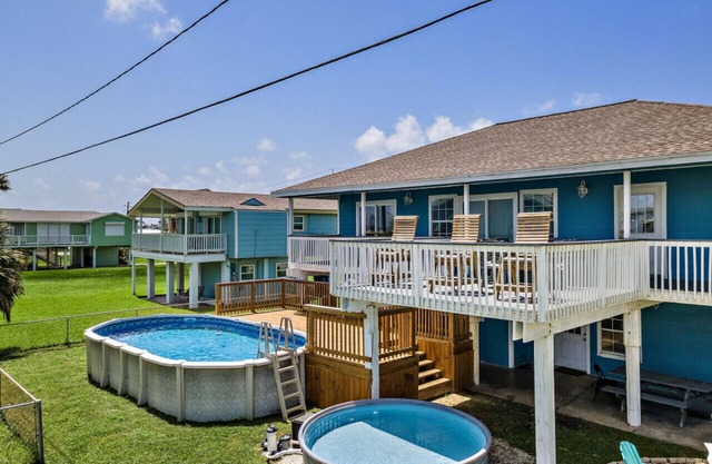 Cozy Home w/2 Pools, Vball Court, & Ocean Views