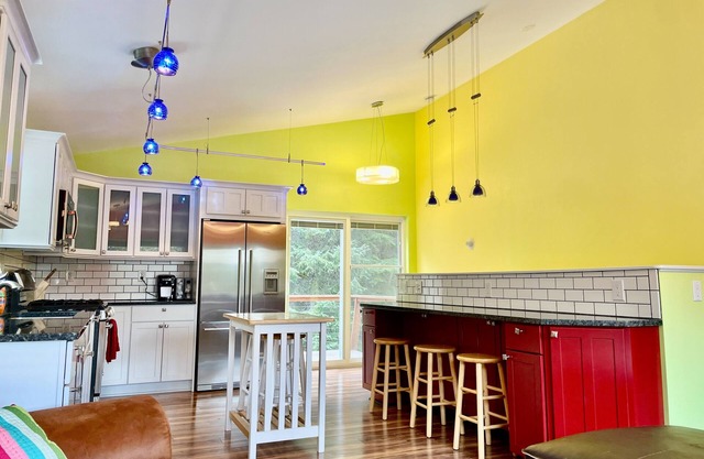 Cozy home w/balcony, mountain views - great location for surrounding activities