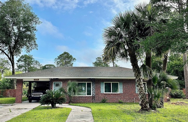 Cozy home with modern interior fur-baby friendly. Near The Golden Isles Georgia