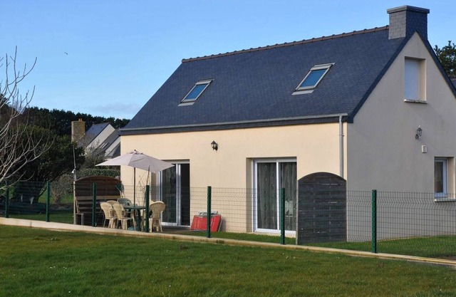 Cozy House 210m from Pors Gelin Beach with Enclosed Garden and Terrace