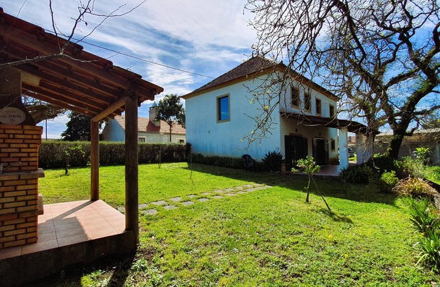Cozy house in quiet village with generous outdoor space near Pombal
