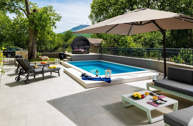 Cozy house Mia with private heated pool, jacuzzi, BBQ.