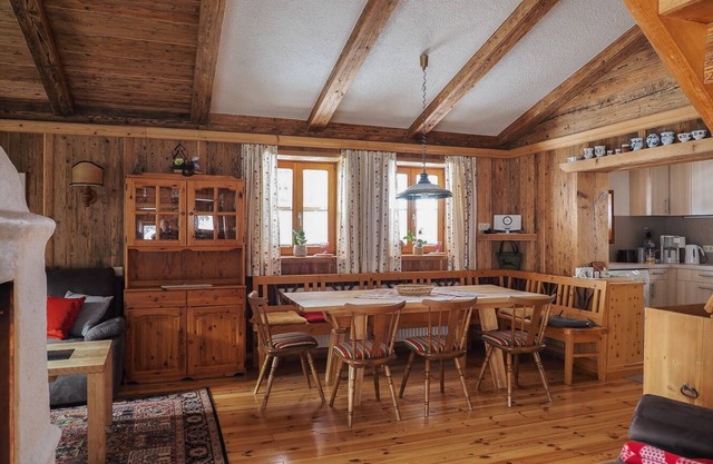 Cozy hut in a quiet location with a view of the mountains and close to the lake
