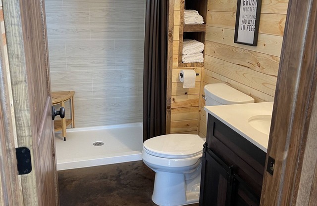 Cozy lake front Cabin that's perfect for two!