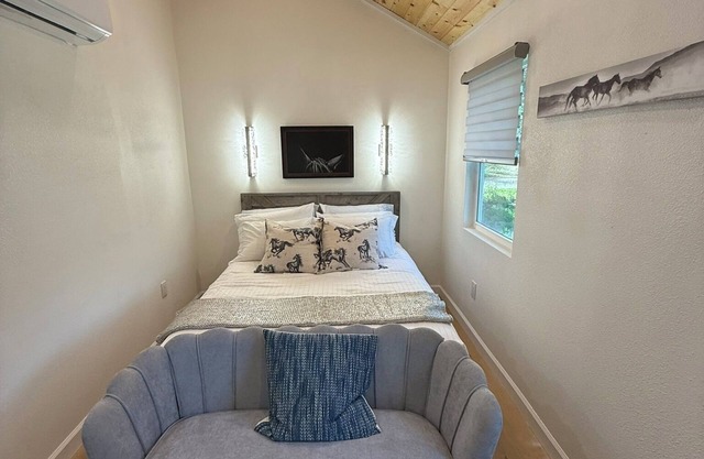 Cozy lakefront equestrian cabin near enchanting Mt Dora