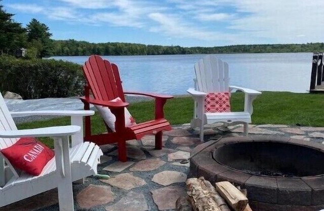 Cozy Lakeside Cottage