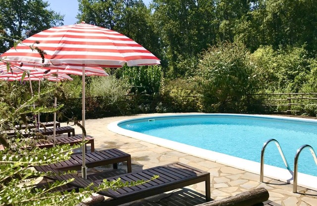 Cozy little retreat in wonderful location, with pool