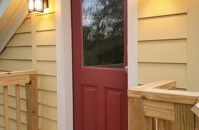 Cozy loft. Near downtown Nashville. 40% Monthly Discount. 30 day minimum stay.