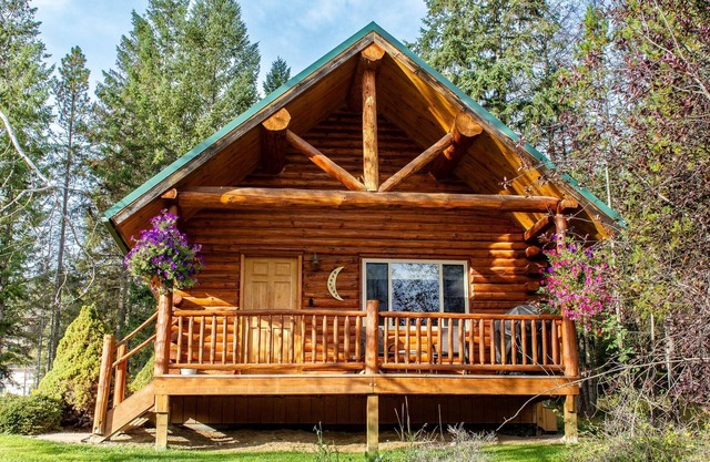 Cozy log cabin with fireplace and jacuzzi tub, close to skiing