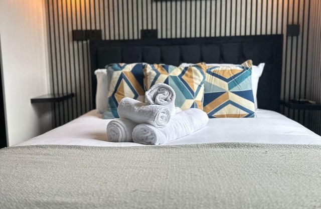Cozy London Studio w/Private Bath & Kitchen - Budget-Friendly